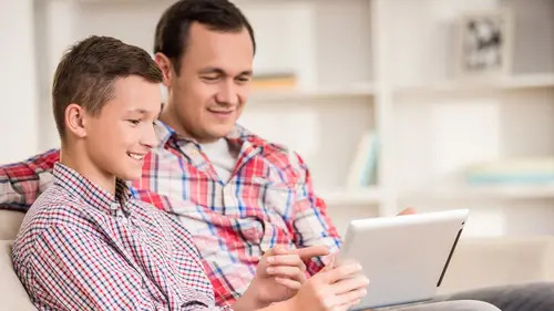 parent et enfant devant un ordi