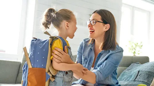 maman et fille qui se préparent pour l'école