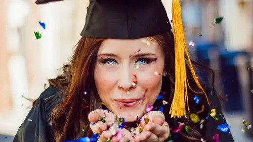 diplômée avec confettis