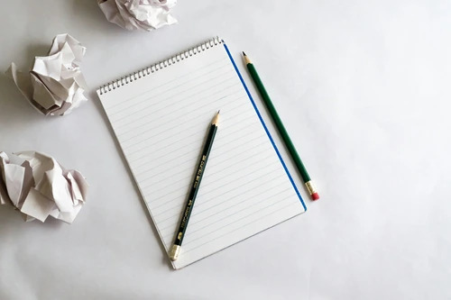 Bloc-notes avec des crayons