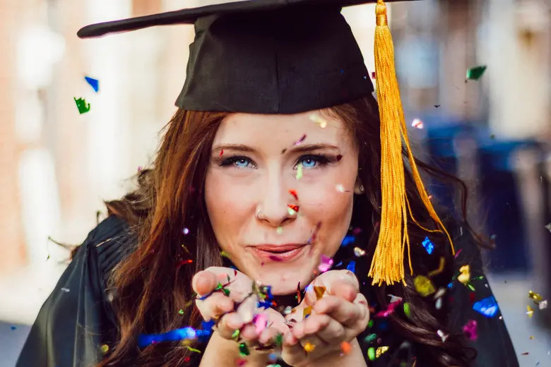 diplômée avec confettis