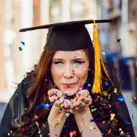 diplômée avec confettis